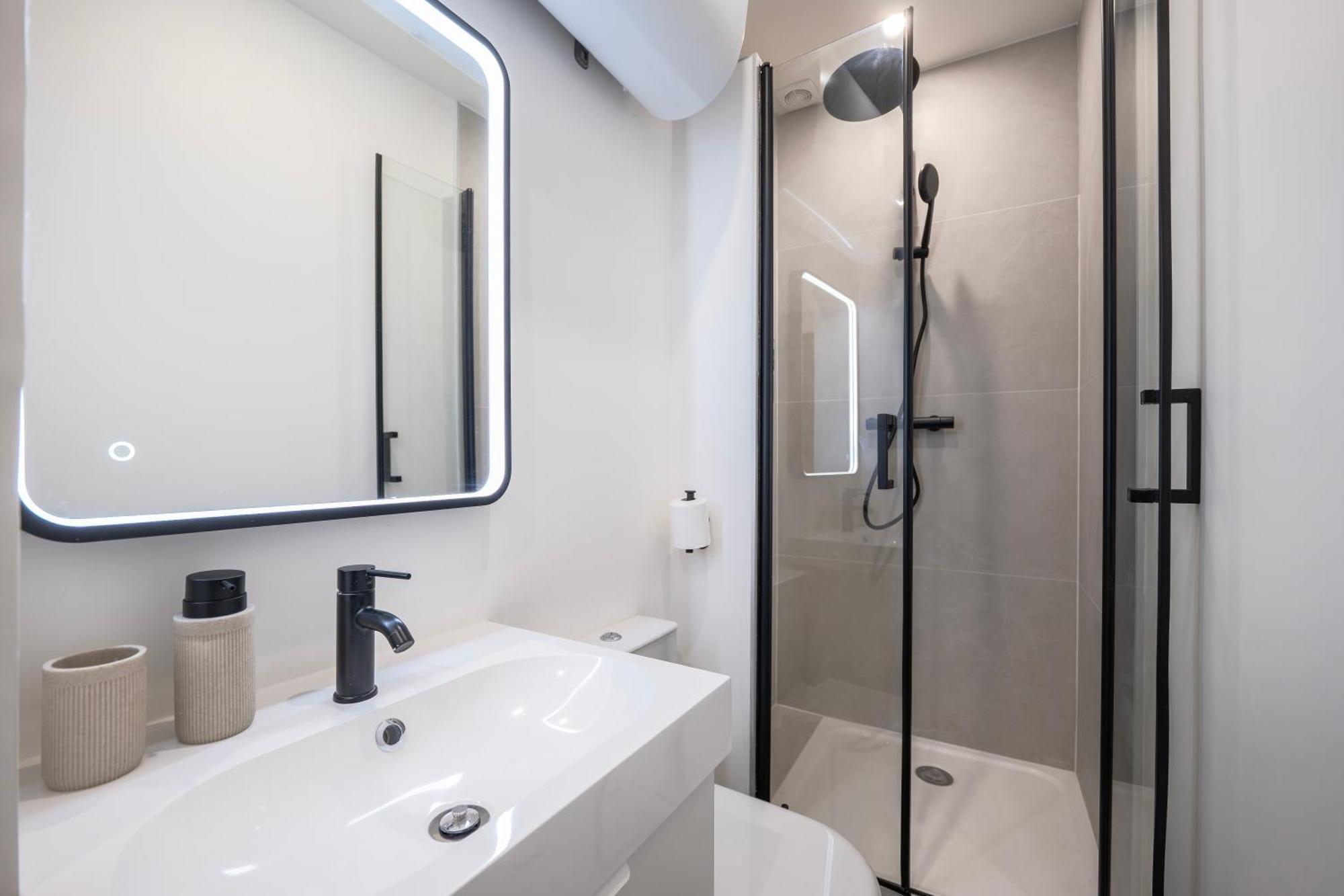 Apartment Renovated Walking Distance To Paris