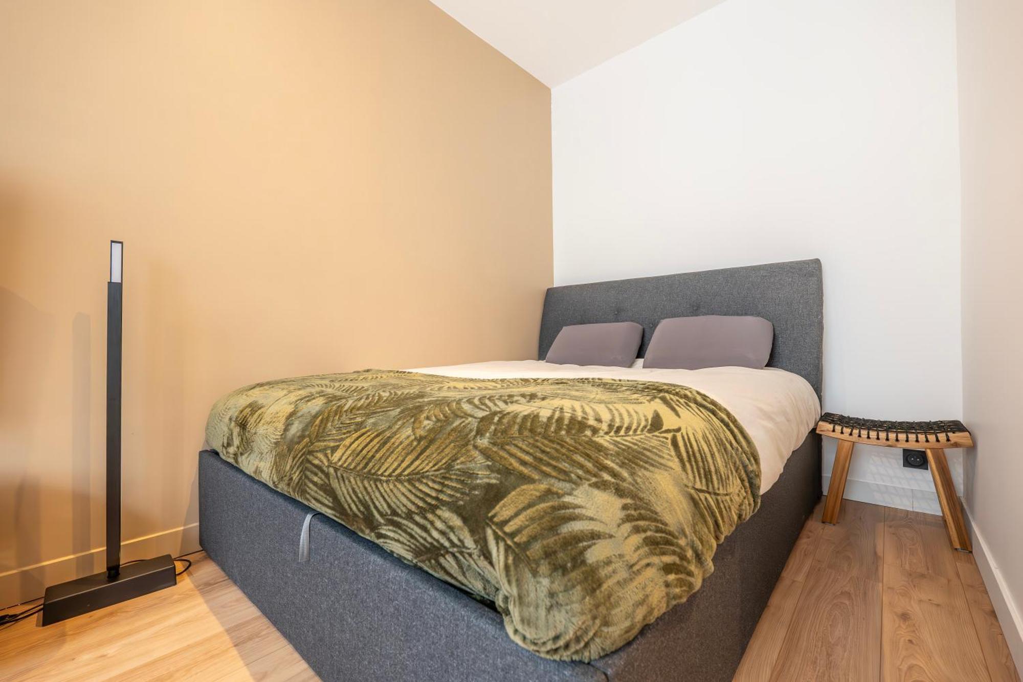 Renovated Walking Distance To Paris Apartment