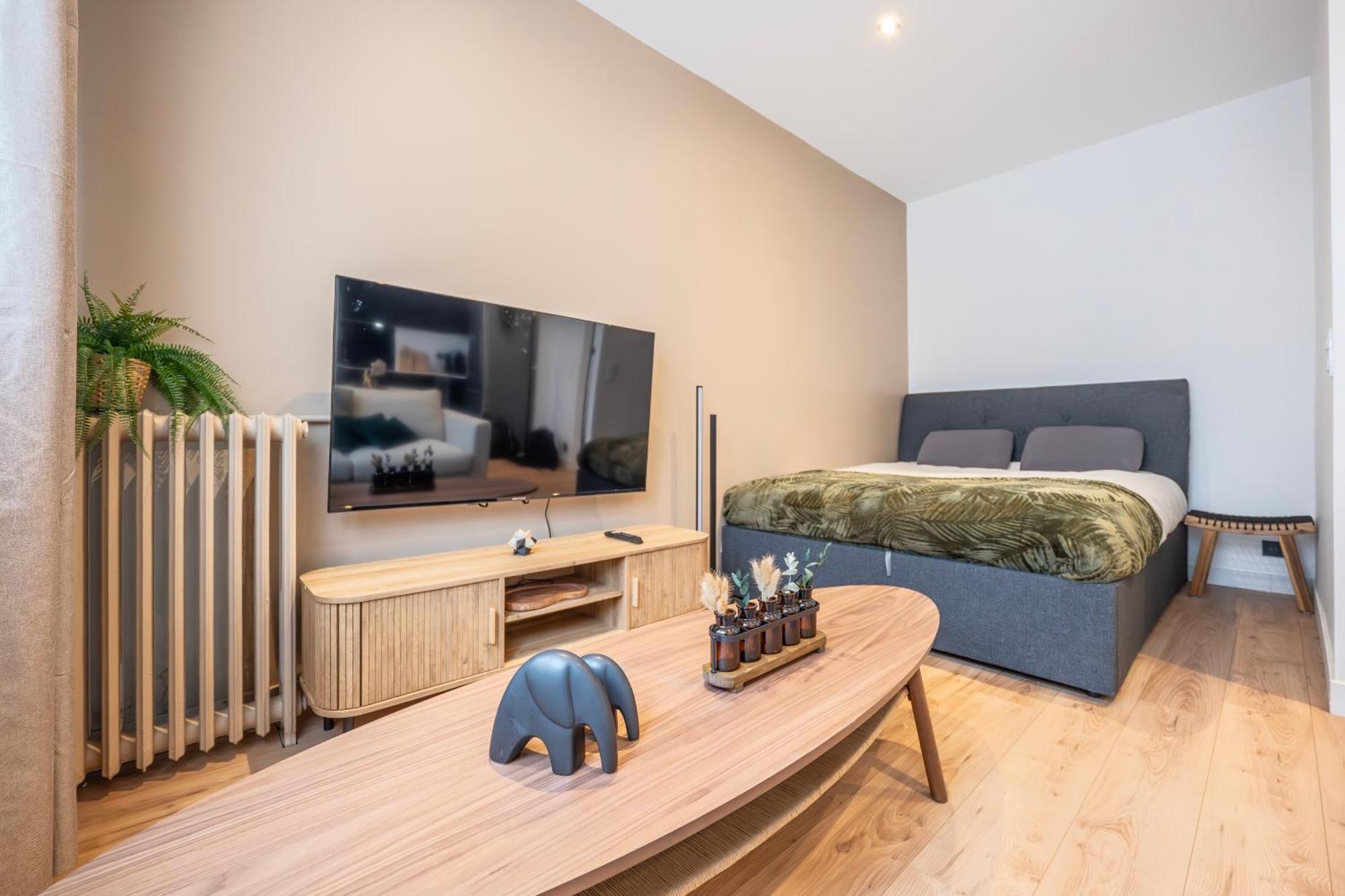 Renovated Walking Distance To Paris Apartment *