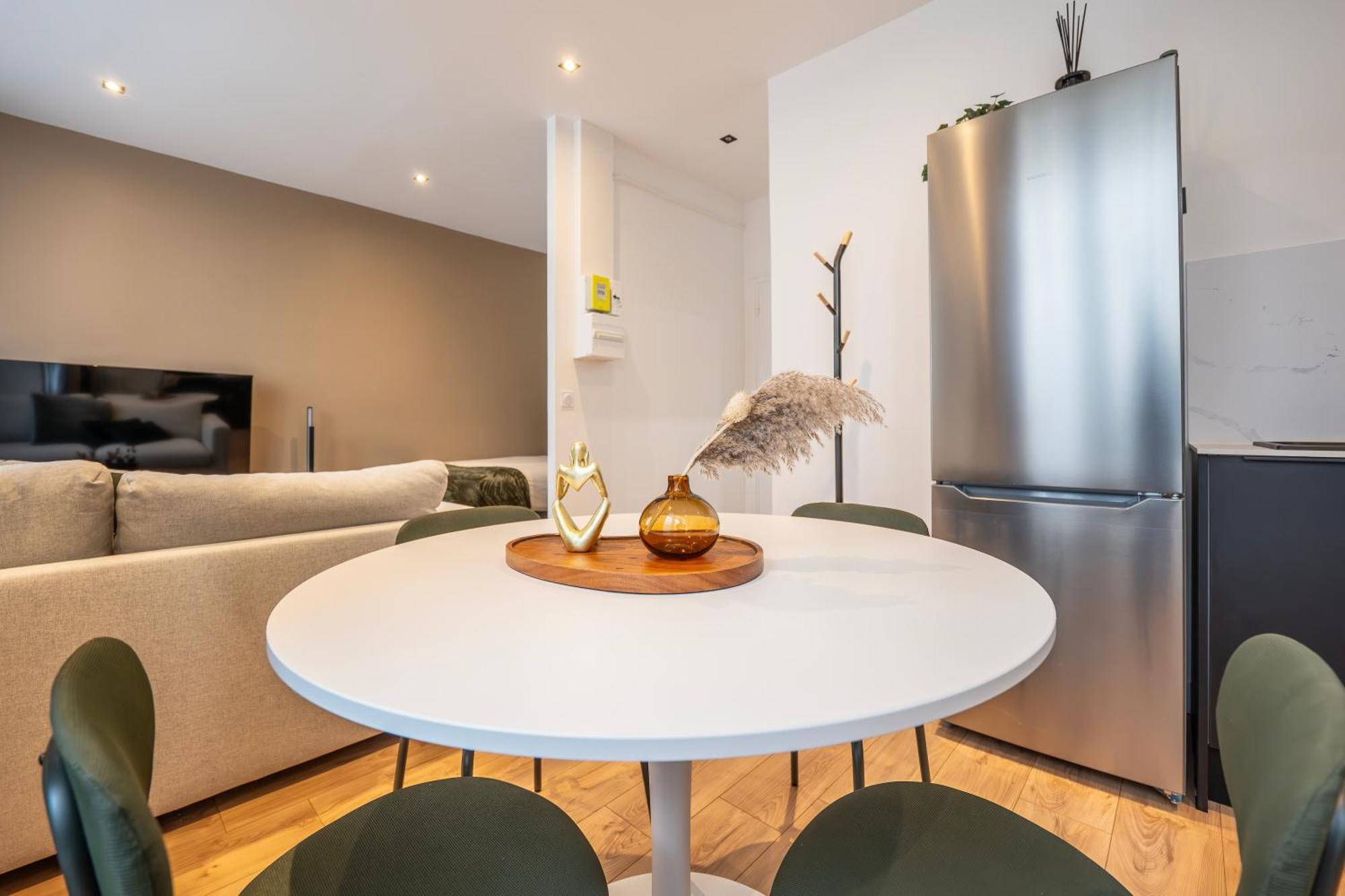 Apartment Renovated Walking Distance To Paris